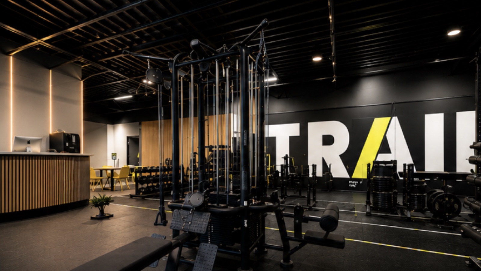Overzicht van het fitnessgedeelte en Trainlane ruimte van Martini Fitness Studio